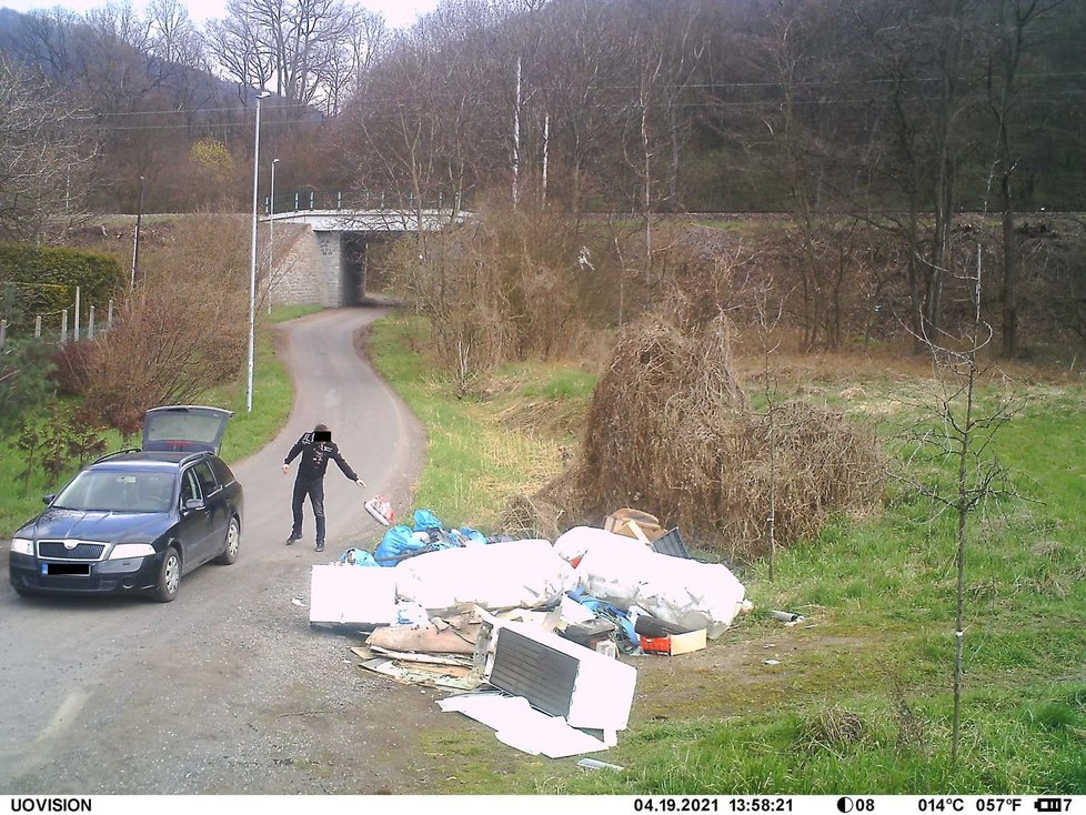Fotopast nachytala neukázněné občany: Během 14 dní 14 lidí na černé skládce odhodilo odpad!