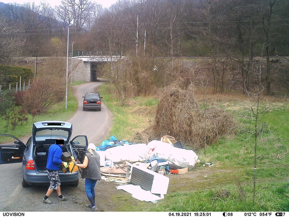 Fotopast nachytala neukázněné občany: Během 14 dní 14 lidí na černé skládce odhodilo odpad!