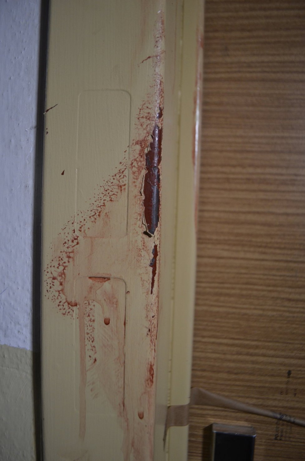 Za těmito dveřmi Daniela svého přítele bodla. Na rámu byla ještě včera zaschlá krev.
