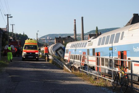 Na místo nehody vyjelo několik vozů záchranné služby