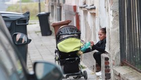 Rozpadající se domy a ulice plné lidí, kteří podle starousedlíků dělají jen problémy, hluk a nebojí se sáhnout po fyzickém násilí