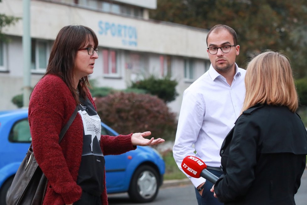 Starostka městského obvodu Neštěmice v Ústí nad Labem Yveta Tomková (Vaše Ústí) a náměstek primátora Tomáš Vlach u paneláku, který již město odkoupilo