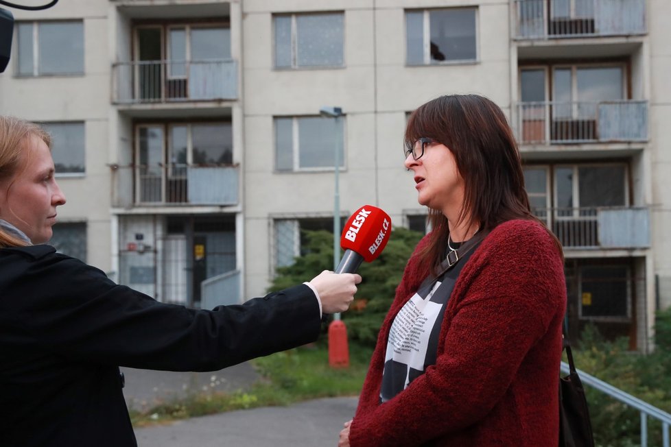 Starostka městského obvodu Neštěmic u panelového domu, který město odkoupilo, aby jej rekonstruovalo.