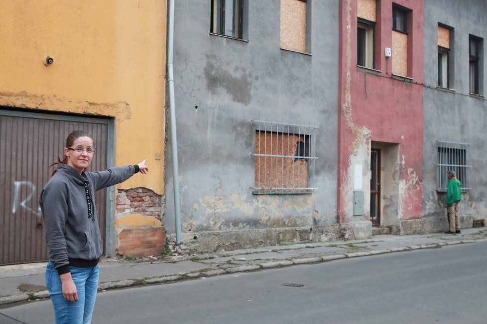 Starousedlice ukazuje na řadu pomalu se rozpadajících domů, se kterým sousedí. Mluví o strachu, fyzickém napadání u hluku