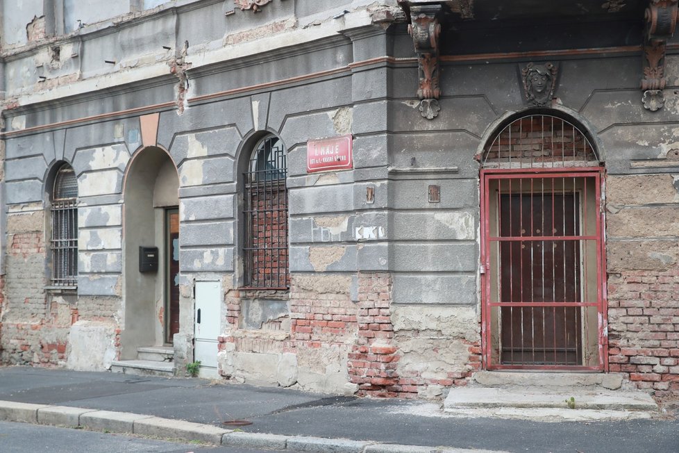 Rozpadající se domy a ulice plné lidí, kteří podle starousedlíků dělají jen problémy, hluk a nebojí se sáhnout po fyzickém násilí. Takhle to vypadá nedaleko Matiční ulice