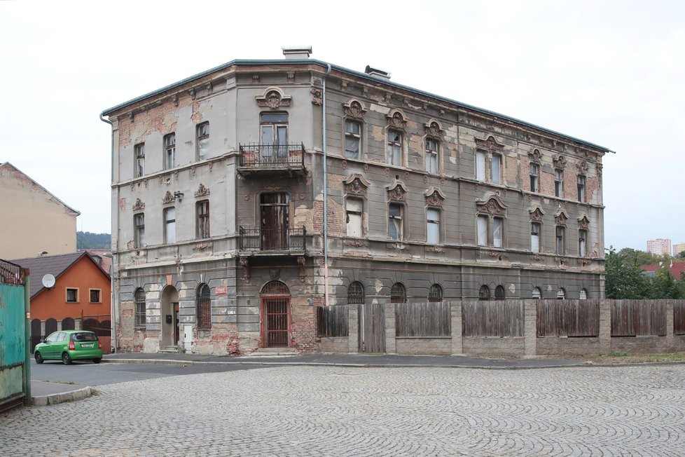 Rozpadající se domy a ulice plné lidí, kteří podle starousedlíků dělají jen problémy, hluk a nebojí se sáhnout po fyzickém násilí. Takhle to vypadá nedaleko Matiční ulice