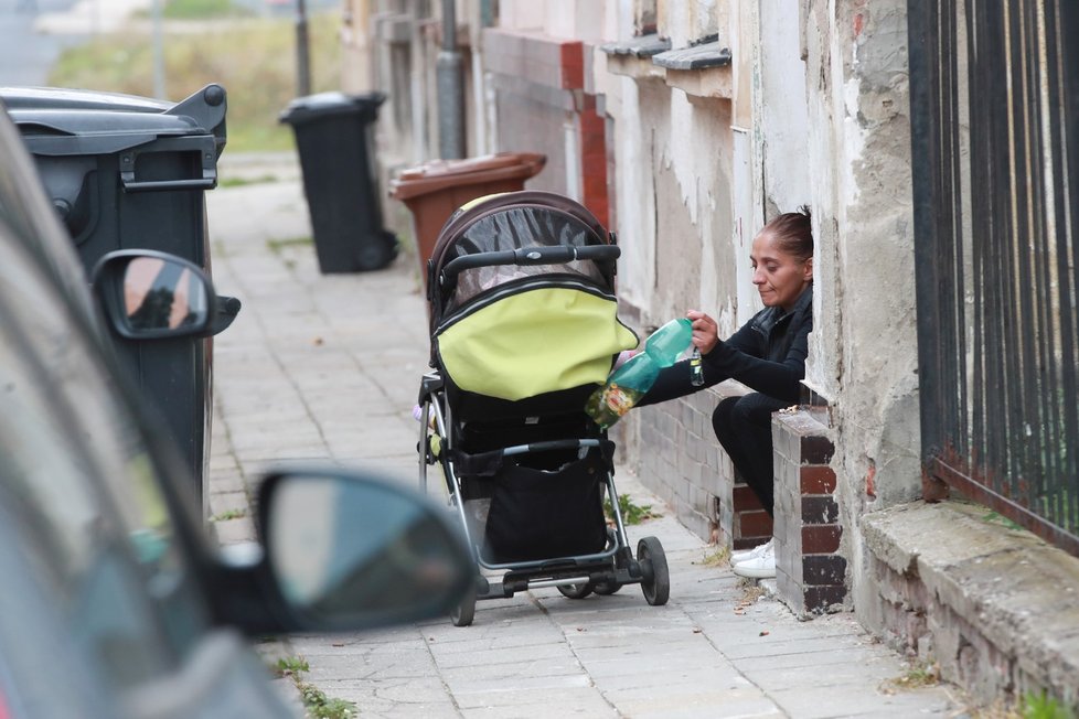 Rozpadající se domy a ulice plné lidí, kteří podle starousedlíků dělají jen problémy, hluk a nebojí se sáhnout po fyzickém násilí