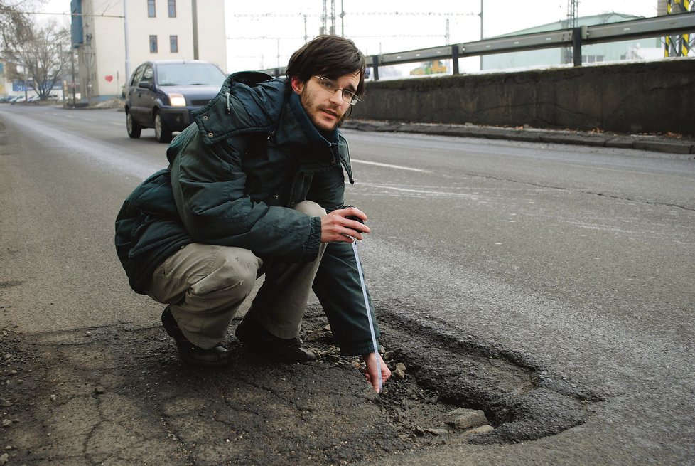 Ústí nad Labem: Pár metrů od vchodu do ústecké zoo řidiči riskují proražení pneumatiky. Radek Tomášek (26) změřil výtluk hluboký hrozivých 16 cm.