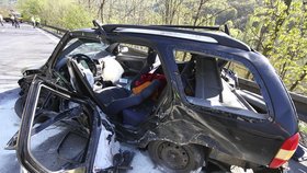 Zničený osobní automobil po havárii se dvěma kamiony