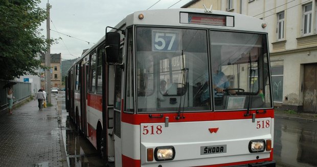 Řidič trolejbusu linky 57 nebude na jízdu do ústeckých Předlic vzpomínat v dobrém.
