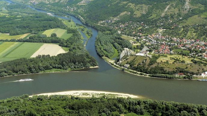 Ústí řeky Moravy do Dunaje. Zde by podle jedné varianty kanál začínal