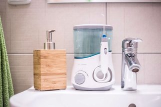 Ústní sprcha a sonický kartáček: Tyhle věci vám možná zachrání zuby