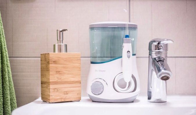 Ústní sprcha a sonický kartáček: Tyhle věci vám možná zachrání zuby