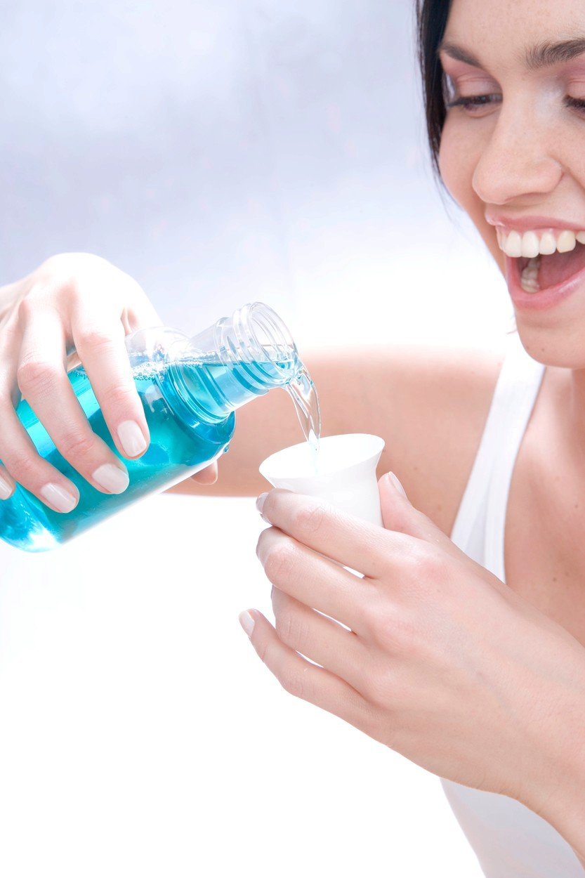 Používáním ústní vody můžete zamezit šíření koronaviru (ilustrační foto)