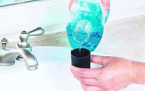 Ústní voda nablýská i zašlé koupelnové bakterie. Pokud nejste spokojení se vzhledem kohoutku, můžete to zkusit hned, jak si dočistíte zuby.