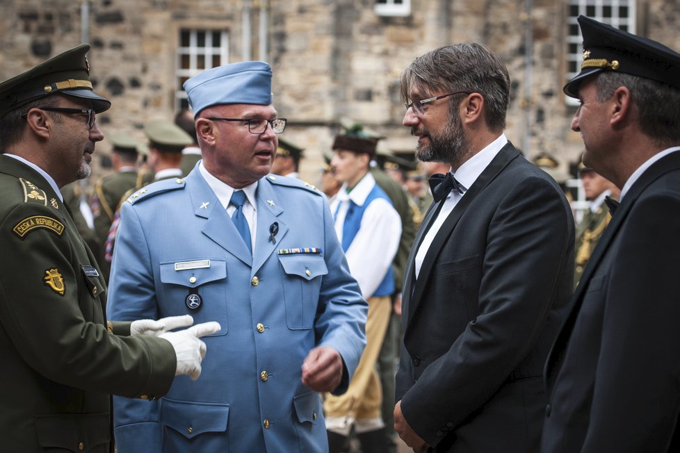 Náměstek ministra obrany Jakub Landovský se sešel s umělci, kteří vystupují na Královském festivalu vojenských hudeb v Edinburghu.