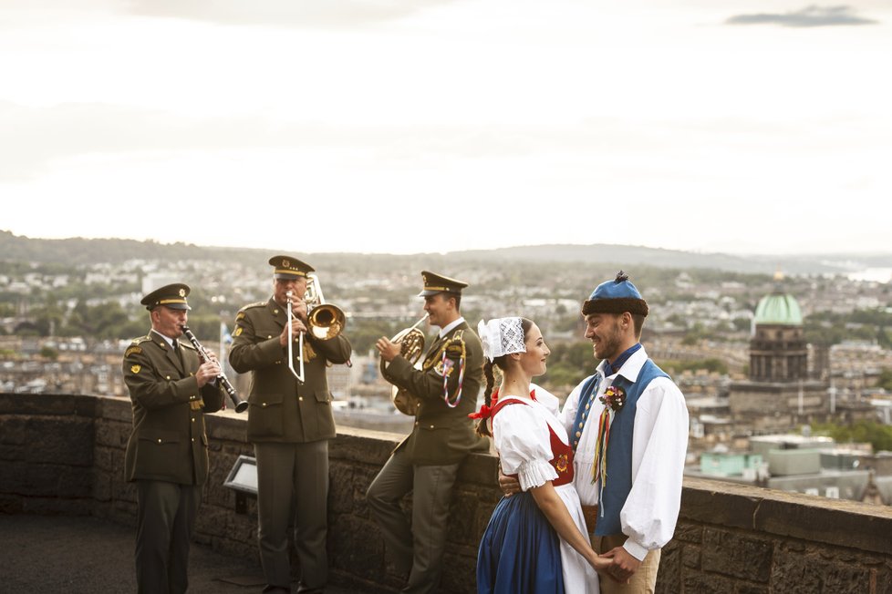 Ústřední hudba AČR a Vojenský umělecký soubor Ondráš na hradě v Edinburghu