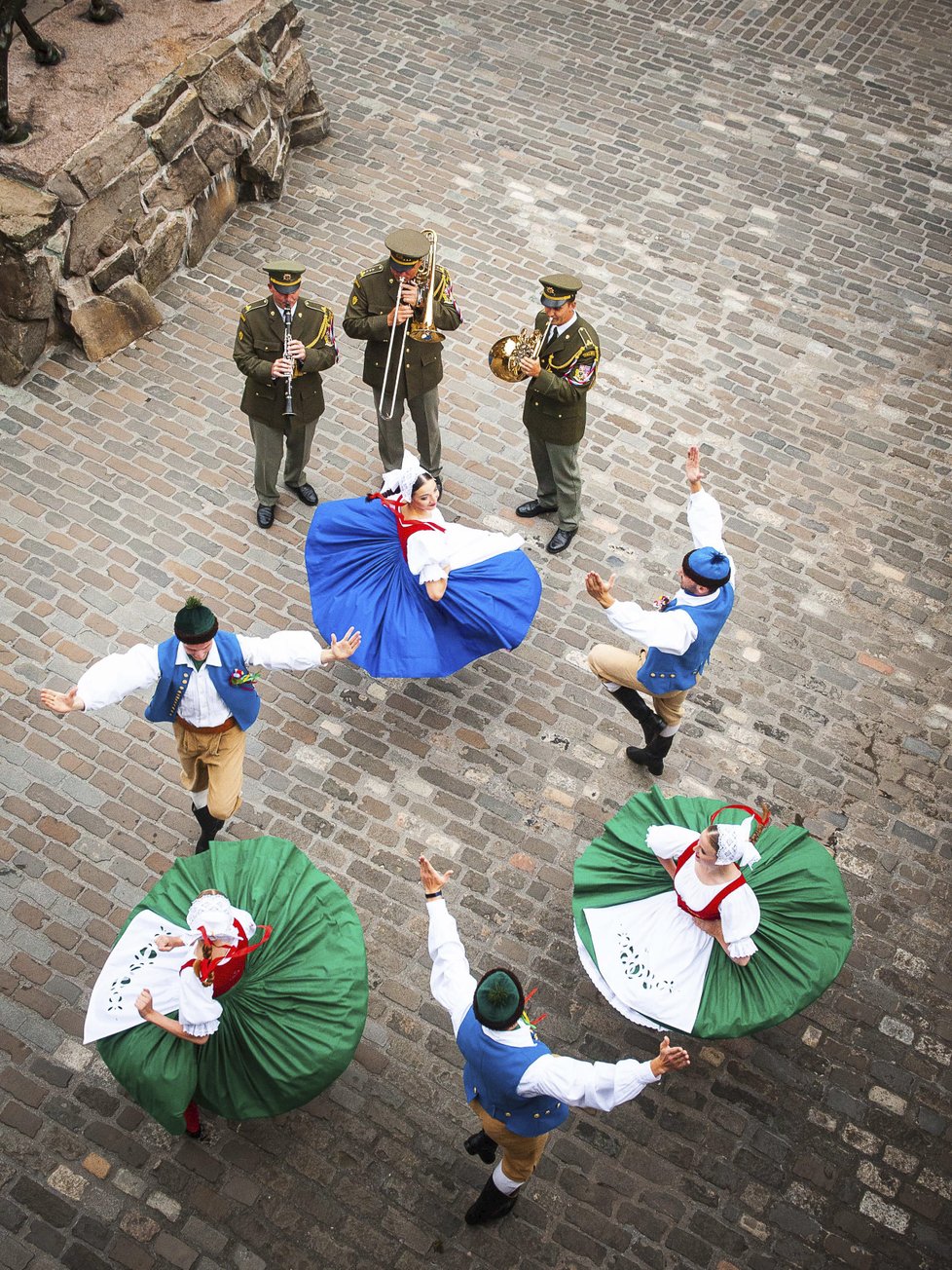 Ústřední hudba AČR a tanečníci Vojenského uměleckého souboru Ondráš v tradičních krojích na hradě v Edinburghu