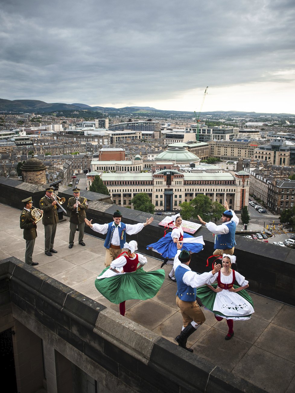 Ústřední hudba AČR a tanečníci Vojenského uměleckého souboru Ondráš v tradičních krojích na hradě v Edinburghu