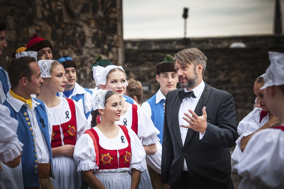 Landovský se s hudebníky a tanečníky české armády setkal před skotským památníkem padlých hrdinů v srdci edinburského hradu.
