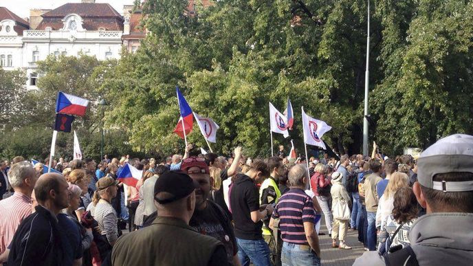 Demonstrace Usvitu a Bloku proti islamizaci na pražském námestí Míru.