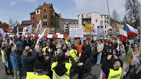 Protesty strany Úsvit - Národní koalice na hraničních přechodech Cínovec, Kraslivce a Velenice, které podpořili i zástupci německé Pegidy.
