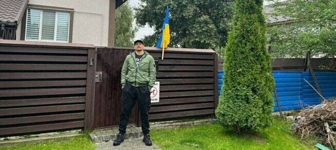 Boxer Usyk před svým domem.