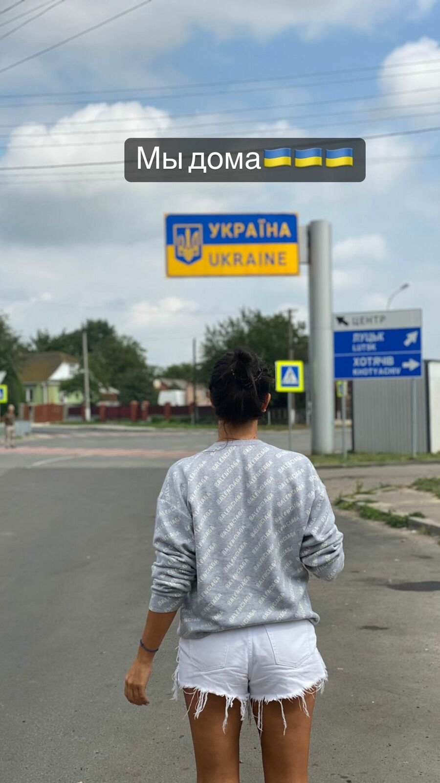 Boxer Usyk se s manželkou vrátil domů na Ukrajinu.