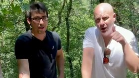 Cline a Maxim se svojí truhlou. Chce ji najít už přes 1 000 lidí.