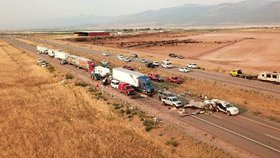 Písečná bouře udeřila nedaleko města Kenosha v americkém Utahu a zkomplikovala dopravu. Na dálnici při dopravní nehodě zemřelo nejméně sedm lidí.