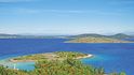 Výhled na ostrůvek Oštrica připomíná obrázek z Karibiku