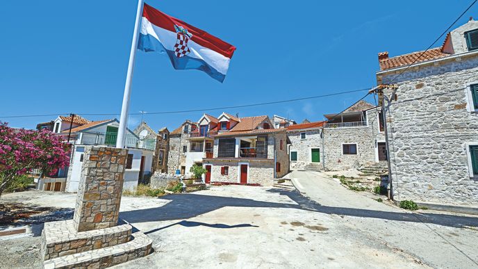 Středobodem vesnice Kaprije je stožár s chorvatskou vlajkou