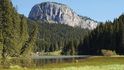 První pohled přes Lacul Roșu na impozantní masiv Suhardu Mic připomíná pohled na yosemitský El Capitan v USA