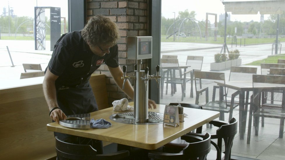 Utajený šéf - spolumajitel restaurací nezvládá tempo svých zaměstnanců a dělá chyby.