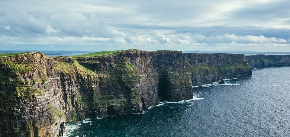 Moherské útesy v Irsku jsou oblíbenou turistickou atrakcí, mohou být ale nebezpečné.