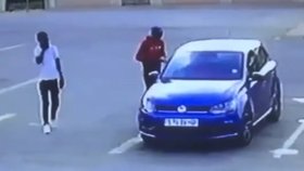 Dvojice útočníků zastřelila muže v autě na parkovišti