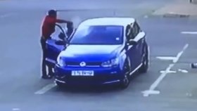 Dvojice útočníků zastřelila muže v autě na parkovišti