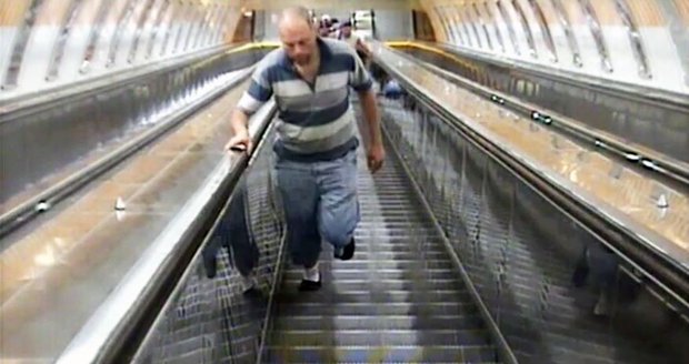 Ani se neohlédl, zda se 57letý muž dokáže dostat z kolejiště, nebo ho přejede metro.