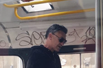 Kriminalisté pátrají po muži, který napadl seniora v tramvaji