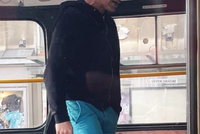 Muž surově napadl seniora (76) v tramvaji, vyfotil ho pohotový svědek. Poznáváte ho?