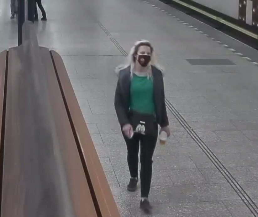 Policisté pátrají po útočníkovi, který v Praze napadá mladé dívky. Hledají i ženu, která mu o vlásek unikla.