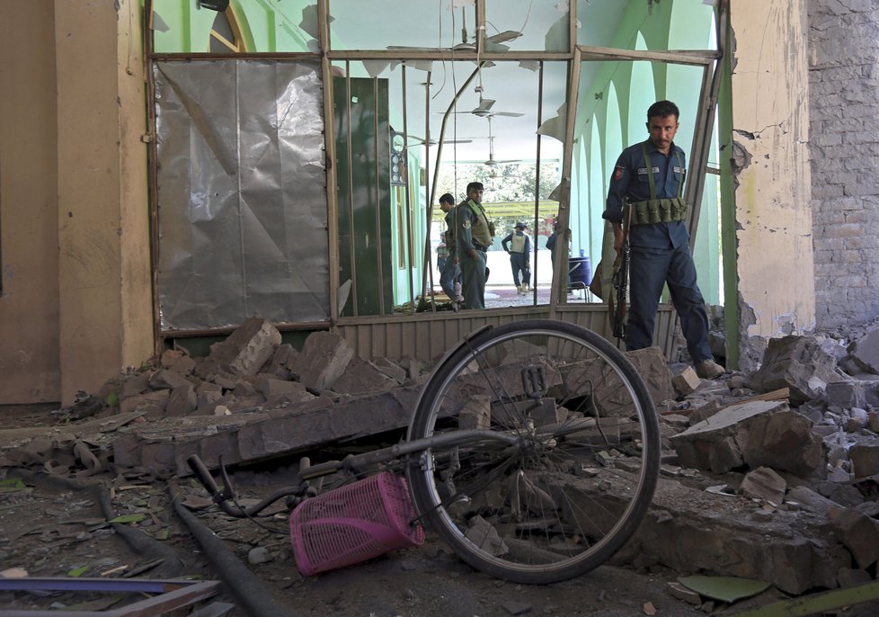 Dvojice sebevražedných atentátníků zabila v Kábulu přes dvacet lidí