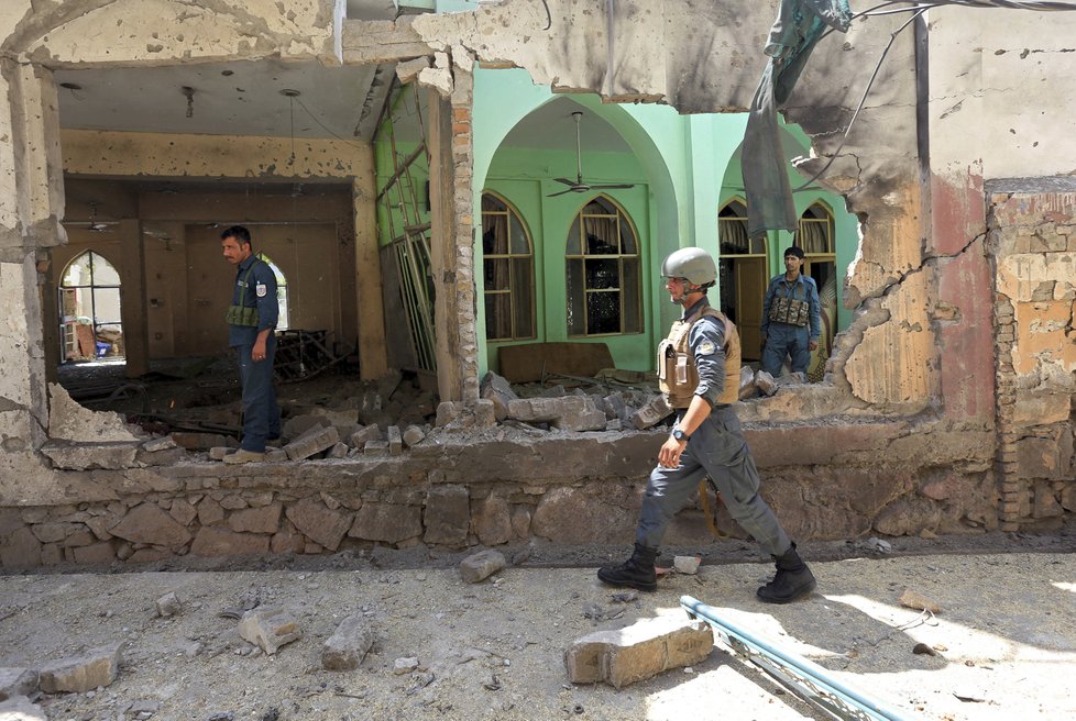 Dvojice sebevražedných atentátníků zabila v Kábulu přes dvacet lidí