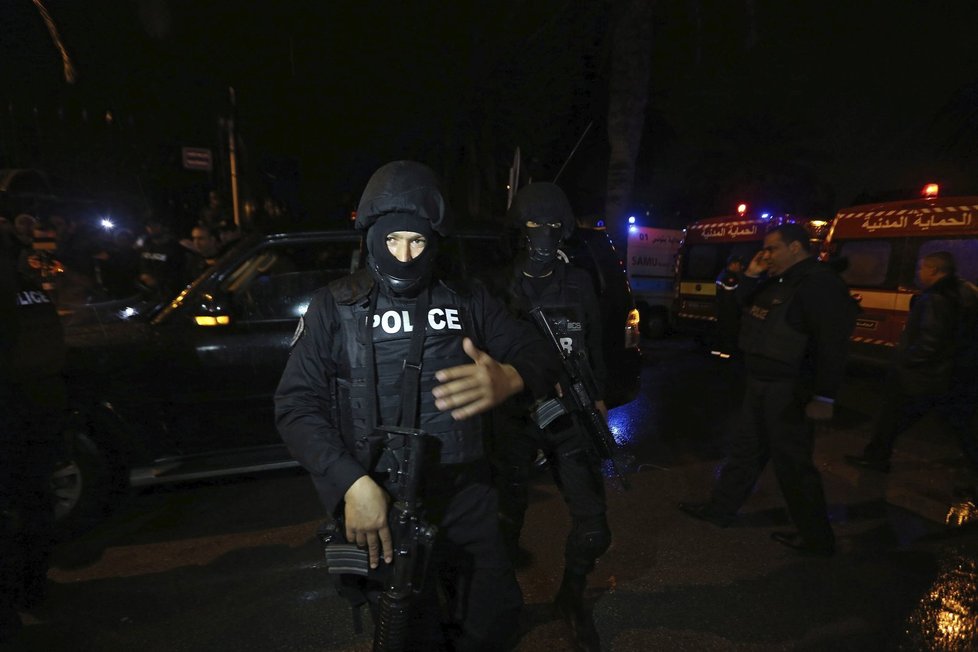 Při pumovém útoku proti vojenskému autobusu zahynulo v centru tuniské metropole podle tuniské televize už 22 příslušníků prezidentské gardy.