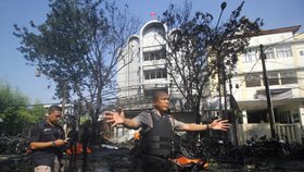 Pumové útoky na tři křesťanské kostely v indonéské Surabaye si vyžádaly řadu mrtvých