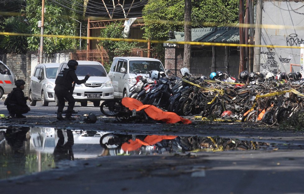 Pumové útoky na tři křesťanské kostely v indonéské Surabaye si vyžádaly řadu mrtvých