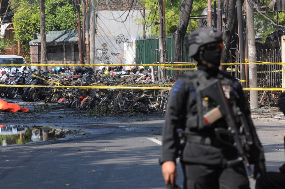 Bombové útoky na kostely v Indonésii v křesťanském letovisku Central Surabaya na Jávě si vyžádaly několik obětí. Zdravotníci desítky lidí ošetřili.