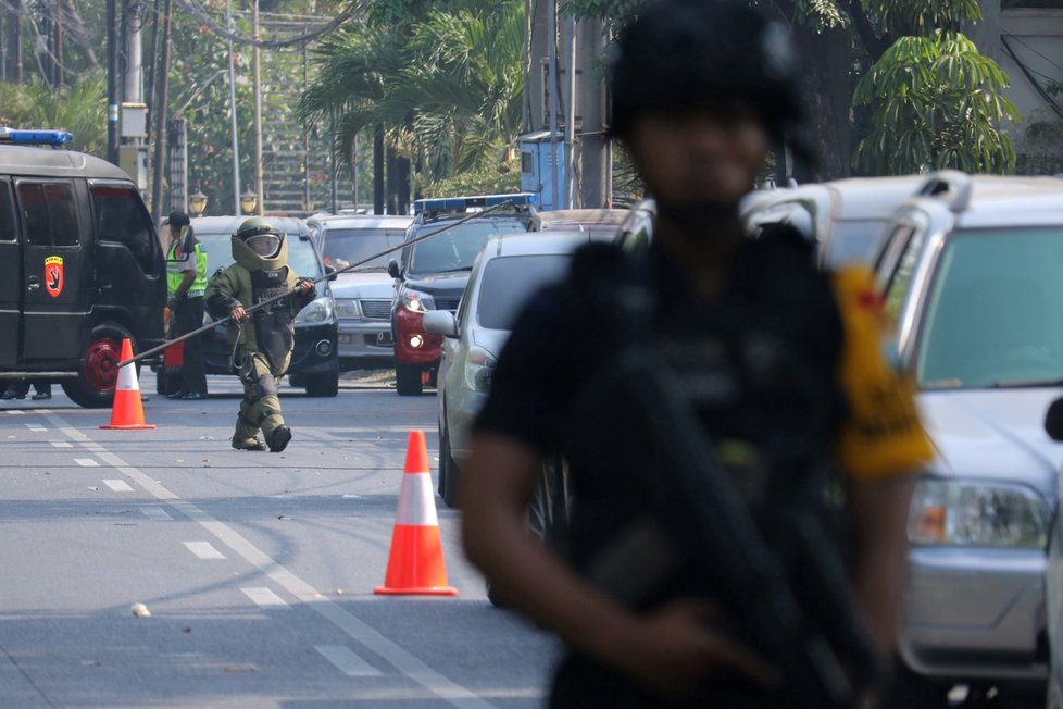 Bombové útoky na kostely v Indonésii v křesťanském letovisku Central Surabaya na Jávě si vyžádaly několik obětí. Zdravotníci desítky lidí ošetřili.