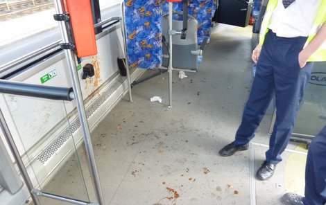 Na podlaze autobusu zůstaly stopy po kečupu. 