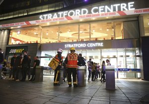 Útok u londskýho obchodního centra ve Stratfordu: Gang útočil kyselinou